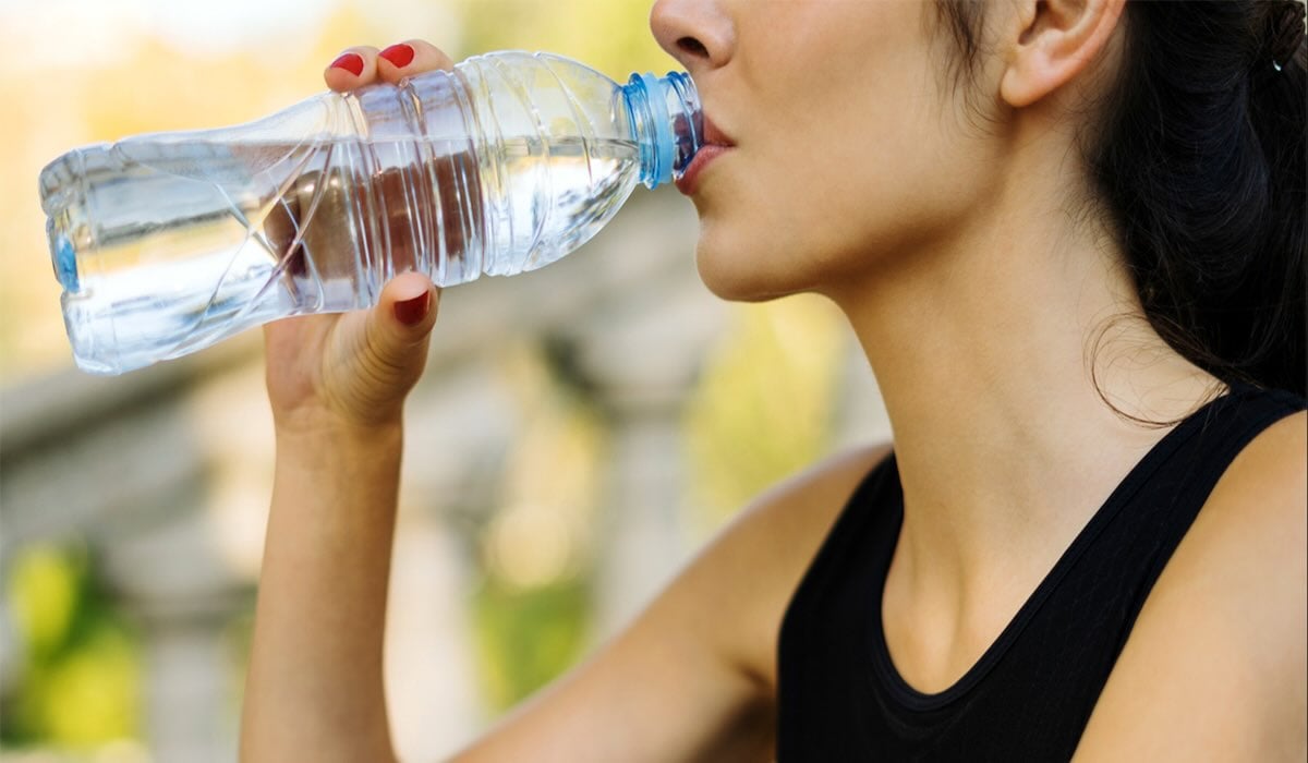 © Alerte : votre eau en bouteille contient-elle ce pesticide cancérigène ?